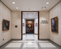 In the spring of 2026, assigned by The New York Times, Alec Soth documented how the increase in the number of executions in Florida has affected the social actors involved in this process, from priests accompanying death row inmates to activists opposed to the death penalty.

While most U.S. states have retreated from death penalty, Florida remains one of the last states to still use it and has recently been carrying out executions at a record pace. Since January 2025, the governor of Florida has been expediting the execution of death warrants without a clear protocol, making the situation difficult for those advocating on behalf of death row inmates: lawyers, members of the clergy, inmates’ families, and activists opposed to the death penalty. 

This race against death is reigniting tensions surrounding the moral and ethical issues related to justice, in a country where justice itself is the subject of ideological battles.